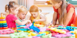 Die lieben Kleinen sollen es gut haben, auch wenn die Eltern arbeiten müssen. Aber kompetente Betreuung kostet Geld.